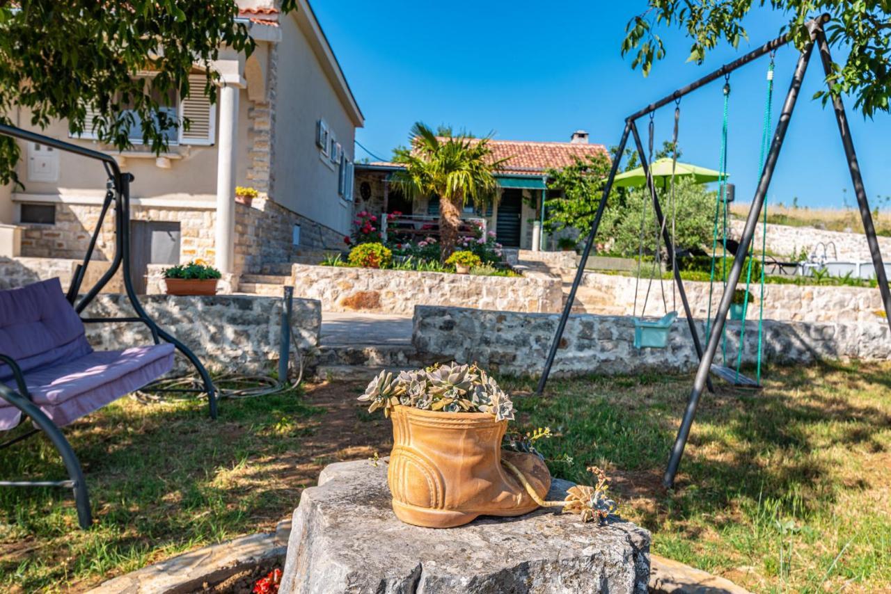 Holiday Home Ante With Beautiful Private Garden Nadin Exterior photo