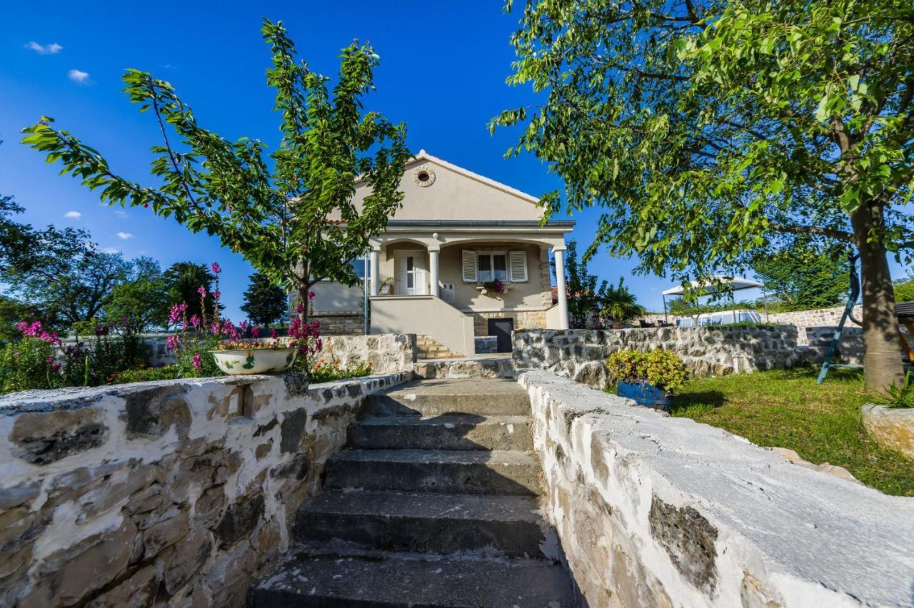 Holiday Home Ante With Beautiful Private Garden Nadin Exterior photo